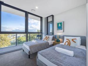 Postel nebo postele na pokoji v ubytování BrandNew Two Bed Apt in Surfers Paradise with Carpark