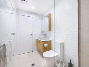 Koupelna v ubytování BrandNew Two Bed Apt in Surfers Paradise with Carpark