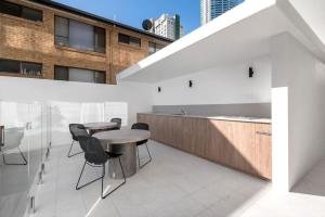 Balkón nebo terasa v ubytování BrandNew Two Bed Apt in Surfers Paradise with Carpark