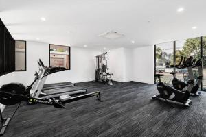 Fitness centrum a/nebo fitness zařízení v ubytování BrandNew Two Bed Apt in Surfers Paradise with Carpark