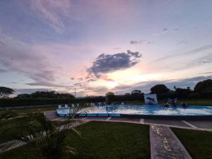 Bazén v ubytování Hotel nelumbo nebo v jeho okolí