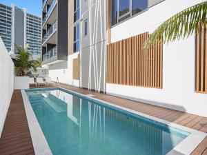 einem Pool vor einem Gebäude in der Unterkunft 1BD delicate APT with pool and carpark in Surfers in Gold Coast