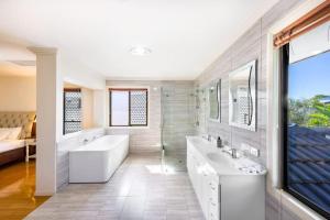 Afbeelding uit fotogalerij van Seaside Modern and Luxurious Mansion with Pool in Wellington Point