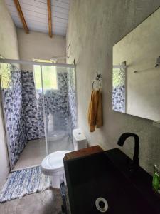 Ett badrum på Bangalô com Vista Parcial para o Mar