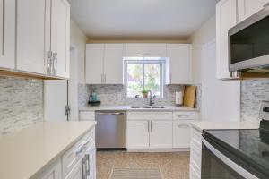 Kjøkken eller kjøkkenkrok på Sunny Deerfield Beach Home with Private Patio!