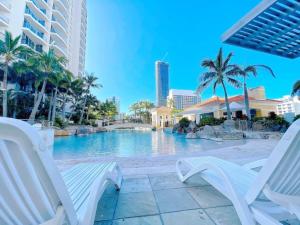 The swimming pool at or close to Prime Location 2BD Serviced Apt at Surfers Paradise