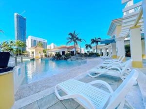 The swimming pool at or close to Prime Location 2BD Serviced Apt at Surfers Paradise