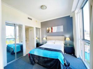 A bed or beds in a room at Prime Location 2BD Serviced Apt at Surfers Paradise