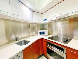 A kitchen or kitchenette at Prime Location 2BD Serviced Apt at Surfers Paradise