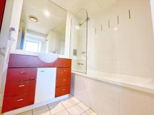 A bathroom at Prime Location 2BD Serviced Apt at Surfers Paradise