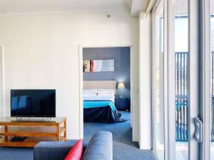 A television and/or entertainment centre at Prime Location 2BD Serviced Apt at Surfers Paradise