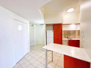 A kitchen or kitchenette at Prime Location 2BD Serviced Apt at Surfers Paradise