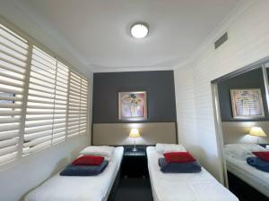 A bed or beds in a room at Prime Location 2BD Serviced Apt at Surfers Paradise