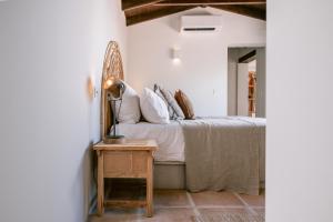 1 dormitorio con 1 cama y 1 lámpara en una mesa en San Roque Suites de Monda en Monda