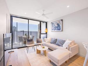 Conveniently located 2BR apt with rooftop pool at Milt 휴식 공간