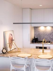 Conveniently located 2BR apt with rooftop pool at Milt 주방 또는 간이 주방