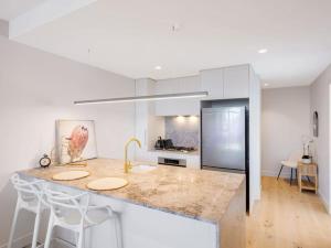Conveniently located 2BR apt with rooftop pool at Milt 주방 또는 간이 주방