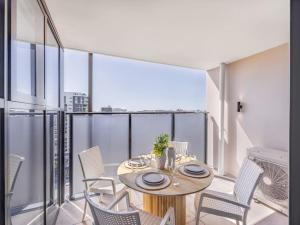 Conveniently located 2BR apt with rooftop pool at Milt 발코니 또는 테라스