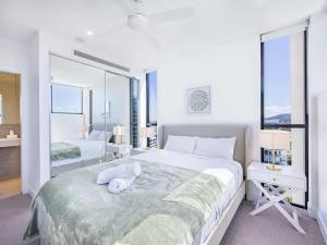 sypialnia z dużym łóżkiem i lustrem w obiekcie Conveniently located 2BR apt with rooftop pool at Milt w mieście Brisbane