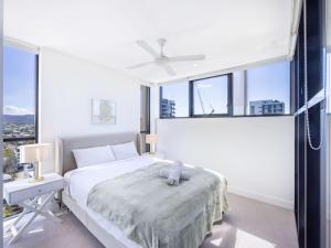 Conveniently located 2BR apt with rooftop pool at Milt 객실 침대