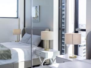 Conveniently located 2BR apt with rooftop pool at Milt 객실 침대