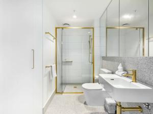 Conveniently located 2BR apt with rooftop pool at Milt 욕실