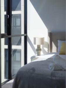 Conveniently located 2BR apt with rooftop pool at Milt 객실 침대