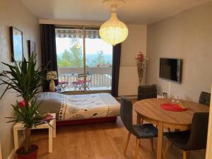 een slaapkamer met een bed en een tafel en een eetkamer bij Appartement 2 P 5 PER ENTRE BEAUVAL & CHENONCEAU in Montrichard
