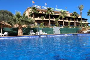 una grande piscina di fronte a un hotel di Hostal Rural Turre a Turre