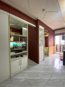 A television and/or entertainment centre at Cibubur Village Apartemen by Ar-Ramadhan