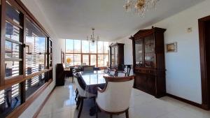 Un comedor con una mesa y algunas sillas. en Vik Altavista, en Las Palmas de Gran Canaria