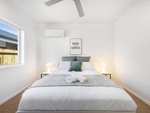 Postel nebo postele na pokoji v ubytování Well-decorated 4BR Family home steps to mall