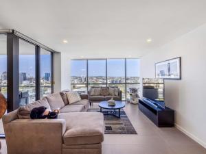 Riverview 2BR delicate Apt, 1min to train station的休息区