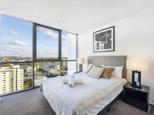 布里斯班Riverview 2BR delicate Apt, 1min to train station的卧室设有一张大白色的床和大窗户 更多26张照片