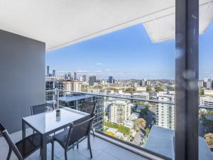 Riverview 2BR delicate Apt, 1min to train station的阳台或露台