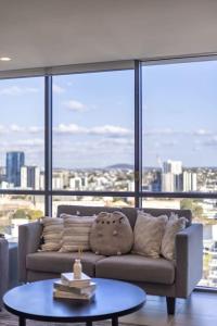 Riverview 2BR delicate Apt, 1min to train station的休息区