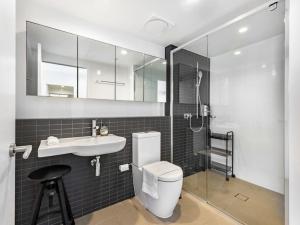 布里斯班Riverview 2BR delicate Apt, 1min to train station的配有马桶、水槽和淋浴的浴室