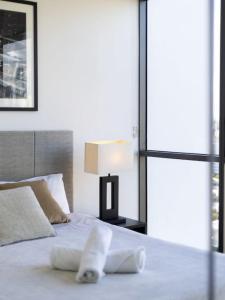 Riverview 2BR delicate Apt, 1min to train station客房内的一张或多张床位