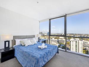 Riverview 2BR delicate Apt, 1min to train station客房内的一张或多张床位