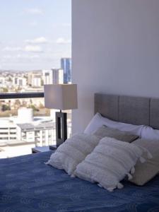 Riverview 2BR delicate Apt, 1min to train station客房内的一张或多张床位