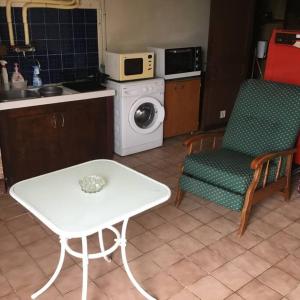 Kuchyň nebo kuchyňský kout v ubytování Logement avec parking max 7 personnes + 7 fotografií