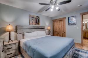 een slaapkamer met een bed en een plafondventilator bij Top Floor 2 Bedroom Ski-In & Walk to Main St in Breckenridge