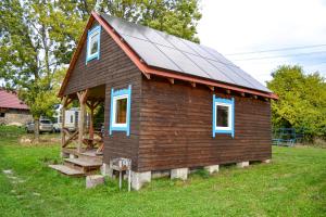 een klein huis met een zonnedak op een veld bij nr.2 - W POLU DOBREJ ENERGII 