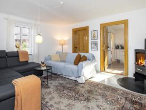 uma sala de estar com um sofá e uma lareira em Holiday home Læsø IV em Læsø