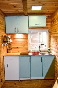 una cocina con armarios azules y fregadero en nr.2 - W POLU DOBREJ ENERGII 
