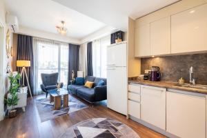 an apartment kitchen and living room with a couch at Luxery Deluxe Topkapı Rezidance in Istanbul