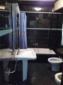 łazienka z umywalką, wanną i toaletą w obiekcie As Casiñas w mieście Ribadavia