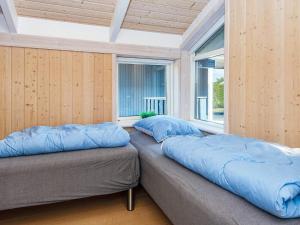 2 camas en una habitación con 2 almohadas en Holiday home Egernsund VI en Egernsund