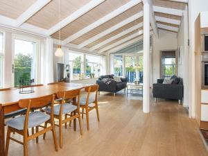 comedor y sala de estar con mesa y sillas en Holiday home Egernsund VI en Egernsund