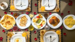 stół pełny talerzy żywności na stole w obiekcie Duplex Ana - Appartement design à Marrakech w Marakeszu